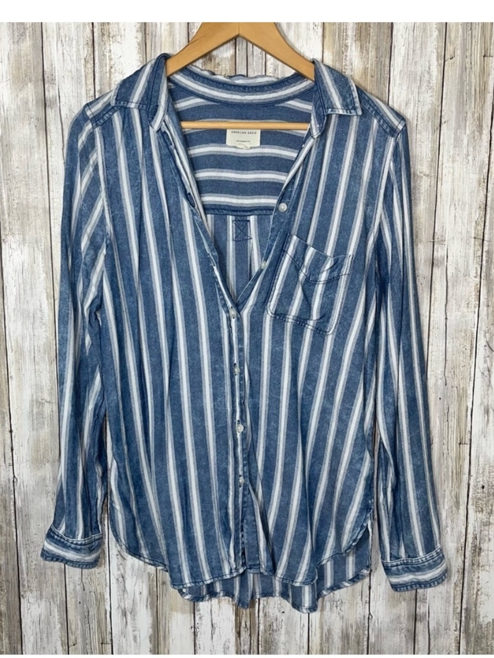 American Eagle boyfriend fit Women’s Blue Stone Wash Stripe Button Down